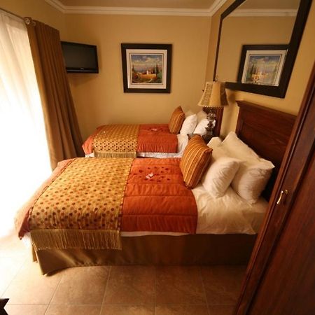 Le Cozmo Guesthouse Йоханнесбург Экстерьер фото