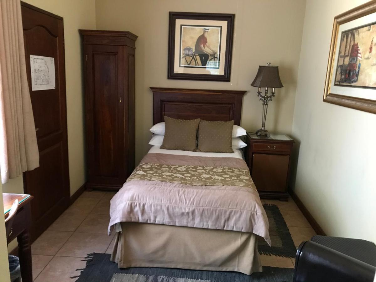 Le Cozmo Guesthouse Йоханнесбург Экстерьер фото