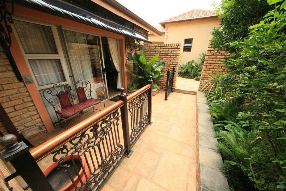Le Cozmo Guesthouse Йоханнесбург Экстерьер фото