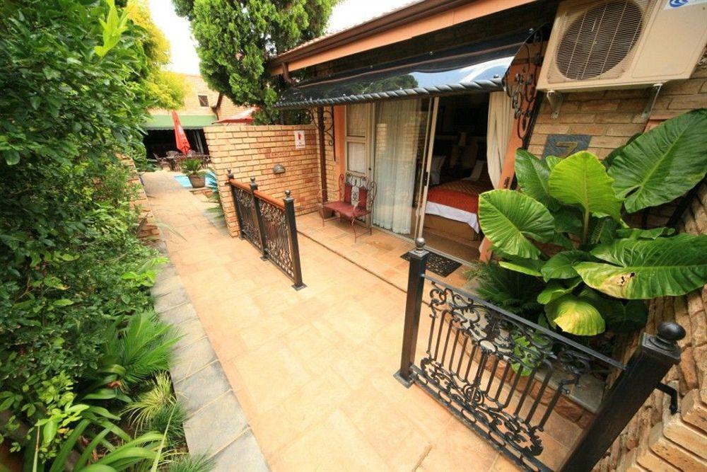 Le Cozmo Guesthouse Йоханнесбург Экстерьер фото