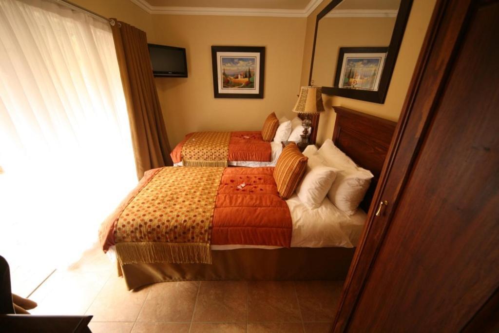 Le Cozmo Guesthouse Йоханнесбург Экстерьер фото