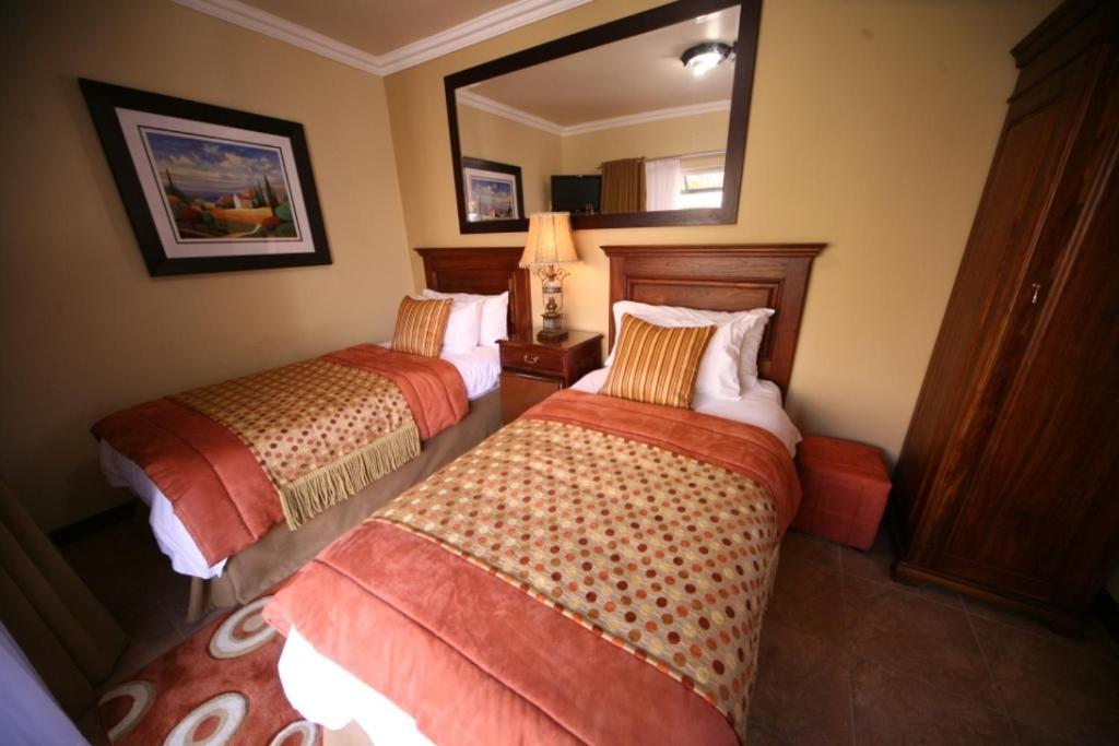 Le Cozmo Guesthouse Йоханнесбург Экстерьер фото