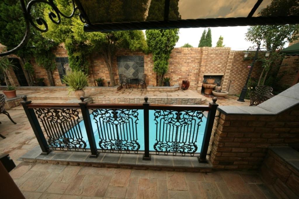 Le Cozmo Guesthouse Йоханнесбург Экстерьер фото