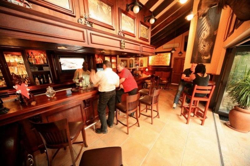Le Cozmo Guesthouse Йоханнесбург Экстерьер фото
