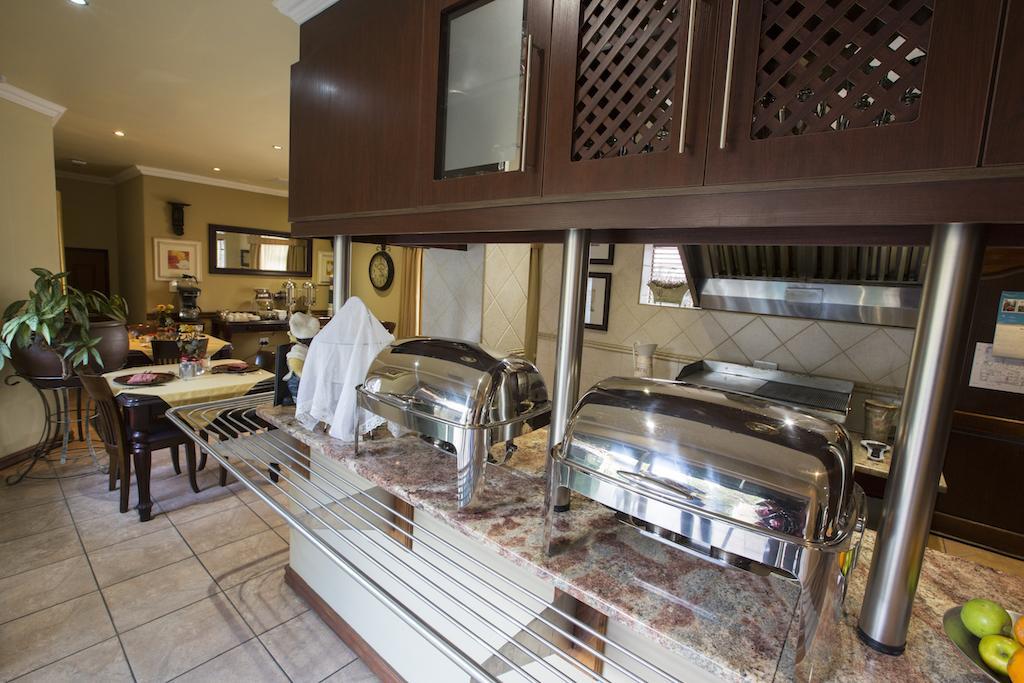 Le Cozmo Guesthouse Йоханнесбург Экстерьер фото