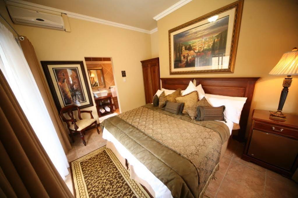 Le Cozmo Guesthouse Йоханнесбург Экстерьер фото