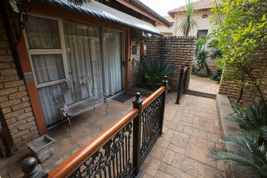 Le Cozmo Guesthouse Йоханнесбург Экстерьер фото